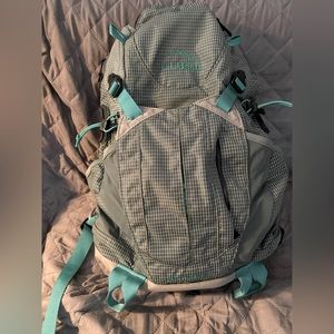 EUC LL Bean Day Trekker 25  backpack with water bladder feature